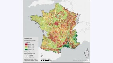 Carte de France représentant la localisation des tiques. Carte de score des habitats favorables à la tique <multi>[la]Ixodes ricinus</multi> en France métropolitaine (résolution des pixels 100 x 100 m). © I. Lebert et al. <multi>[en]Habitat suitability of Ixodes (HSI) ricinus tick in France using multi-criteria analysis. Geospatial Health 2022.</multi> La carte affiche une couleur différente selon le score HSI des territoires. Le score HSI est un système de score qui évalue entre 0 et 1 la qualité et la quantité d'habitat sur un territoire donné selon 10 facteurs. Il a été développé par le service américain de la pêche et de la faune. Il y a quatre couleurs pour quatre tranches (Le plus haut le score HSI, le plus adéquat l'habitat pour les tiques) : -* vert foncé, de 0 à 0,3 -* vert clair, au-delà de 0,3 jusqu'à 0,65 -* orange, au-delà de 0,65 jusqu'à 0,73 -* rouge, au-delà de 0,73. Les zones remarquables : -* Le pourtour méditerranéen et la frontière italienne sont en vert foncé. -* Le nord des Pyrénées, le Sud-Ouest du Massif central, le long du Rhône avant la côte, la région Grand-Est, le centre du Centre-Val de Loire, le périmètre d'île-de France, sont en rouge. -* Quatre zones manquent de données municipales sur les cerfs et les sangliers, et ne peuvent donner de résultats : l'ouest du Poitou-Charentes, l'Alsace, la Corse, et la frange orientale de la frontière espagnole.